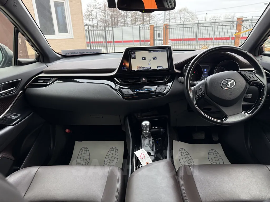 Toyota C-HR 2017, фото 5 из 8