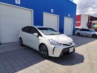 Toyota Prius Alpha, 2015