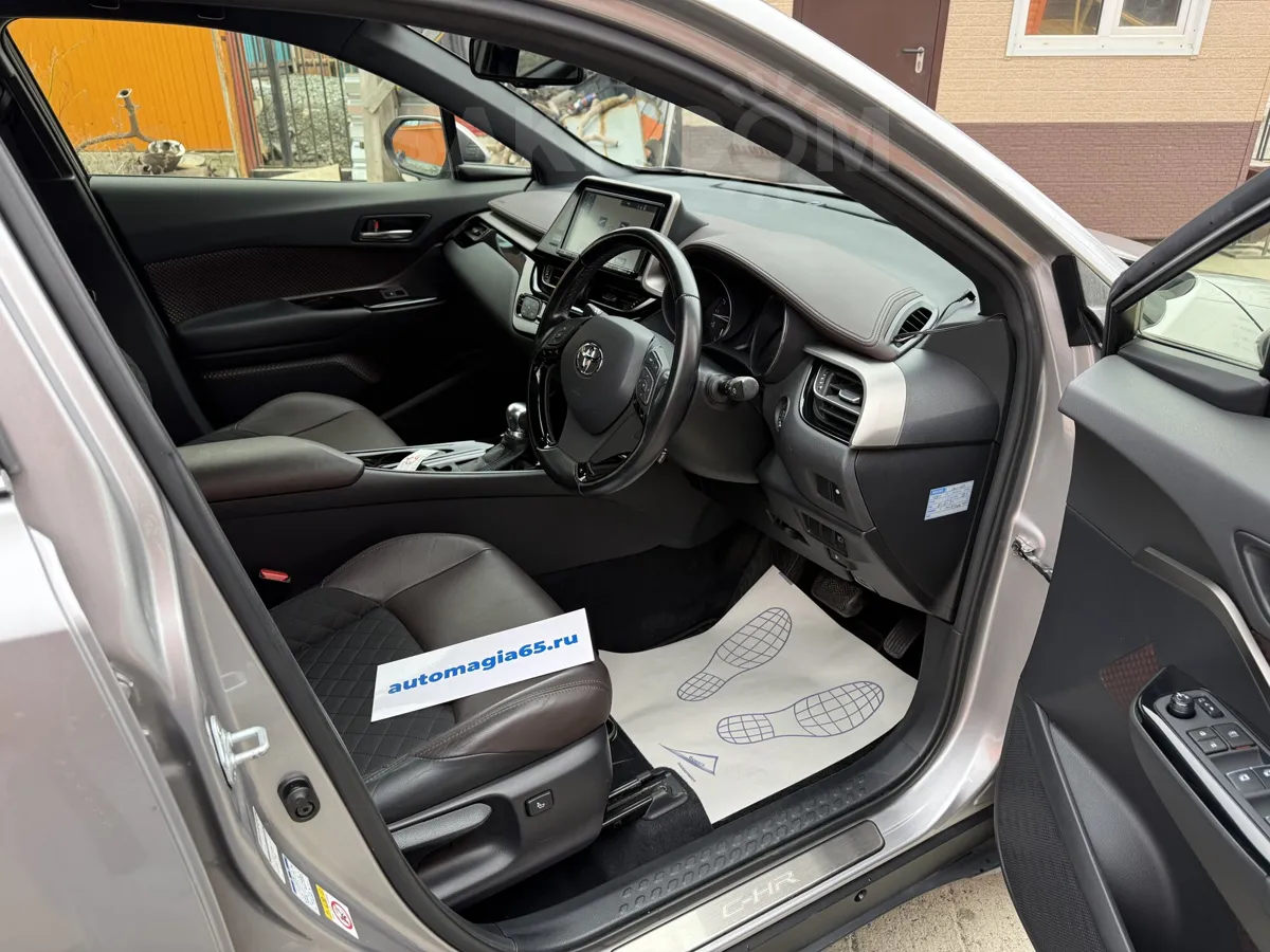 Toyota C-HR 2017, фото 7 из 8